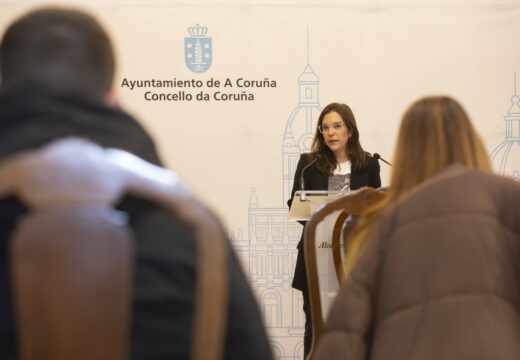 Haberá dous tipos de bonos: un, dotado con 200 euros para actividades de formación cultural como cursos de baile, danza, teatro e música; e outro, de 60 euros para realizar compras en establecementos culturais como librarías ou venda de entradas  O 1 de marzo abrirase o prazo de solicitude para os establecementos e comercios da cidade interesados en adherirse á campaña  A alcaldesa, Inés Rey, anunciou hoxe a aprobación das bases reguladoras do Bono Cultura 2023, que estará operativo no vindeiro mes de marzo. Tanto as bases desta nova edición do Bono Cultura como a autorización de investimento recibiron luz verde esta mañá, en Xunta de Goberno Local. A convocatoria conta cun orzamento de 260.000 euros.  A través desta iniciativa, o Concello busca dinamizar e apoiar ao sector cultural coruñés, incentivando a compra de produtos ou servizos culturais por parte da cidadanía. “Ademais, co obxectivo específico de estar a carón do pequeno comercio e dos autónomos, esenciais na estrutura do tecido económico da cidade”, apuntou Inés Rey.  O Bono Cultura 2023 suporá un desconto do 50 % do valor económico dos bens, produtos eservizos culturais que merquen as persoas usuarias, sempre e cando sexa nosestablecementos ou empresas prestadoras de servizos que estean adheridas a esta campaña.  Os dous tipos do Bono Cultura 2023  Como novidade a respecto das dúas edicións anteriores, o Bono Cultura 2023 —froito dun acordo entre o Goberno municipal e a Marea Atlántica— abrangue dúas categorías.  Haberá, en primeiro lugar, un bono dirixido á matrícula ou inscrición en obradoiros, cursos ou actividades culturais. Por exemplo, para formar parte en iniciativas asociadas á danza, a música, o teatro e as artes plásticas. “É un bono formulado baixo unha proposta máis específica, de carácter formativo”, describiu a alcaldesa. Este bono, que se pon en marcha por primeira vez na cidade, está dotado con 200 euros por persoa usuaria, subvencionando un 50 % do gasto no sector cultural para transaccións de, como mínimo, 50 euros.  O segundo bono en cuestión está dirixido á compra de produtos e outro tipo de servizos culturais. Por exemplo, para asistir a espectáculos en vivo, de carácter teatral ou musical, e tamén para mercar libros. Cada particular contará con 60 euros cos que poderá sufragar o 50 % das compras, cun gasto mínimo de 10 euros. Os usuarios deberán escoller entre os dous tipos de bonos, pois cada persoa só poderá empregar un bono.  A quen vai dirixido o Bono Cultura 2023?  As persoas usuarias do Bono Cultura deberán ser, obrigatoriamente, maiores de 14 anos.  Con todo, terase en conta que se poidan mercar bens, produtos ou servizos destinados a persoas de calquera idade. Por exemplo, no referente á inscrición en obradoiros ou actividades culturais. “Por iso, no caso dos bens ou servizos que vaian aproveitar menores de 14 anos, o bono debe descargalo e utilizalo o pai, nai ou titor legal”, detallou a alcaldesa na rolda de prensa desta mañá.  Neste sentido, cada persoa usuaria do Bono Cultura 2023 soamente poderá descargar un tipo de bono. É dicir, terá que escoller unha das dúas categorías mencionadas previamente.  Cal é o procedemento para os establecementos?  En primeira instancia, abrirase o prazo para que os establecementos que ofrezan bens ouservizos culturais poidan adherirse ao programa do Bono Cultura 2023. O prazo estará aberto do 1 ao 31 de marzo.  Unha vez estean dados de alta, os establecementos participantes deberán descargar unha app móbil subministrada polo Concello, que permitirá rexistrar as vendas aboadas cos bonos e tamén dispor dun seguimento, en tempo real, dos bonos trocados. As bases da convocatoria fixan un límite de 5.000 euros por establecemento ou fornecedor de servizos culturais.  Cando poderán obterse os bonos?  As persoas interesadas en obter os bonos poderán descargalos e comezar a trocalos desdeo día 15 de marzo e ata o 31 de decembro de 2023, ou ben ata que se esgote o orzamento destinado para esta campaña. O bono en cuestión, unha vez descargado, terá unha caducidade de dous meses, ou ben ata que se esgote o crédito dispoñible do Bono Cultura. “O establecemento deste prazo tamén ten unha finalidade: incentivar o consumo de produtos culturais no pequeno comercio e nas pequenas empresas da cidade, xa que estará restrinxido só a ese perfil de comercio”, recalcou a alcaldesa.  Os bonos descargados serán persoais e de carácter intransferible. A descarga do bono nonsupón unha reserva da cantidade asignada por persoa. Os usuarios poderán empregar os bonos ata esgotar o orzamento, polo tanto quen non teña empregado os seus bonos unha vez esgotados os 260.000 euros, xa non poderá facelo. O obxectivo é incentivar as compras no comercio local no momento actual.  Onde se poderán descargar os bonos?  A descarga dos bonos por parte das persoas usuarias estará habilitada a partir do día 15 de marzo a través da web de Cultura do Concello da Coruña, en colaboración coas entidades participantes. O bono en cuestión terá formato dixital, cun código QR, e estará dispoñible para o seu uso por medio de aplicacións móbiles de descarga gratuíta.  “Cada persoa usuaria do bono poderá facer sucesivos consumos de produtos, bens e servizos culturais ata chegar a consumir a totalidade do Bono Cultura descargado”, explicou a alcaldesa, Inés Rey.  O apoio do Goberno de Inés Rey ao sector cultural da cidade  A rexedora puxo en valor o compromiso do Goberno municipal co sector cultural no vixente mandato, no que cobrou especial relevancia a posta en marcha dos Bonos Presco, no contexto da pandemia da Covid-19, unha iniciativa ideada para reactivar economicamente a cidade e os sectores que máis sufriron as consecuencias da crise sanitaria, como foi o caso do tecido cultural.  “O Bono Cultura, ao igual que as Bolsas de Creación Artística, son medidas que puxemos en marcha co Presco, e que ficaron como ferramentas importantes de dinamización cultural alén da pandemia. Os bonos tiveron unha gran demanda na cidade e unha gran acollida por parte do comercio, ao que queremos apoiar con esta iniciativa, que chega á súa terceira edición neste mandato, no que levamos destinados máis de 750.000 euros a bonos culturais para o apoio específico da industria cultural coruñesa”, indicou Inés Rey