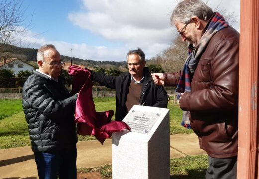 O espazo infantil a carón do Centro Sociocultural de Lavacolla, leva, desde hoxe, o nome de Janusz Korczak