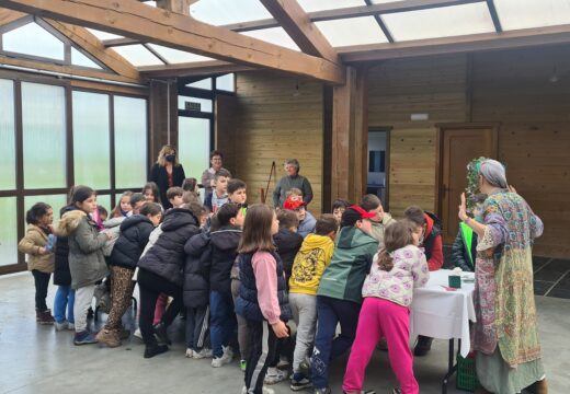 A alcaldesa visitou ao alumnado do CEIP A Solaina que hoxe participou nos obradoiros programados en Aldea Nova