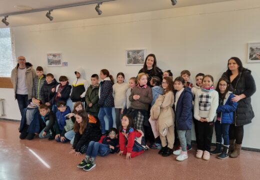 Alumnado de Primaria do CEIP San Isidro inaugura no Centro Cívico a expo “Neda, en pé de Paz”