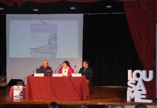 Preto dun cento de persoas arroupa a Xerardo Agrafoxo na presentación do libro “Mari Pepa e Manuela, dúas mulleres de Lousame vítimas do franquismo”