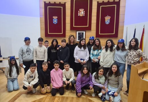 A alcaldesa recibiu no salón de plenos a alumnado de sexto de primaria do CEIP Ponte de Xuvia