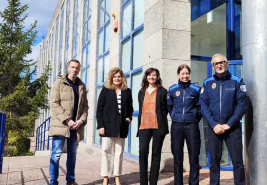 A alcaldesa visitou as instalacións do CIS e destacou a aposta conxunta co centro por organizar actividades dirixidas a alumnado da cidade