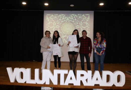 Máis dun cento de persoas participa na emotiva despedida de Ezgi Alkaya e Ülkü Kosdas, voluntarias europeas de Lousame