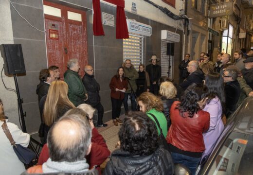 O Concello homenaxea a Xaime Cabanas coa colocación dunha placa na súa casa natal