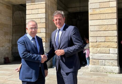 O novo delegado do Goberno en Galicia, José Ramón Gómez Besteiro, visita o Concello de Santiago e asina no Libro de Honra