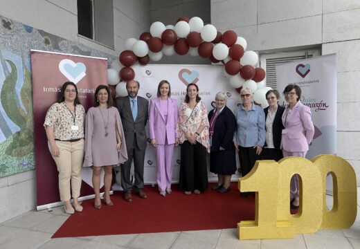 Fabiola García felicita a Pai Menni polos seus 100 anos coidando ás persoas con discapacidade