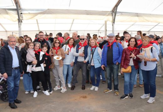 A XVI Festa da Merenda de Aiazo (Frades) reúne a milleiros de persoas en torno á degustación das tortillas de masa