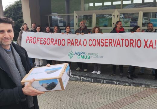 O presidente da ANPA O Burgo, Jorge Cebreiro, fixo entrega no concello de Culleredo das sinaturas recibidas de apoio ás reivindicacións das familias do Conservatorio esixindo a cobertura do profesorado de baixa