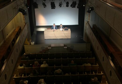 O Teatro dá Beneficencia acolleu na tarde de onte a inauguración da terceira edición do curso “Compartir experiencias e coñecemento” da Universidade Sénior