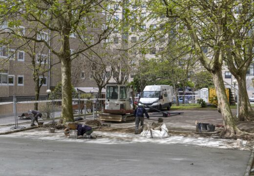 O Concello acomete a renovación do parque infantil da praza de Juan Naya, en Zalaeta