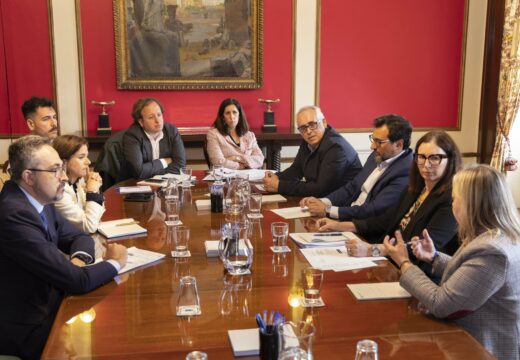 Concello e entidades constitúen a mesa de seguimento para desenvolver a normativa que regule as vivendas de uso turístico