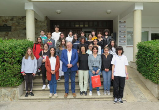 O alcalde recibe no concello aos participantes no programa de intercambio entre institutos da Laracha e Les Sables D`Olonne