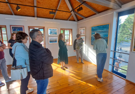 Terra e mar fusiónanse na exposición pictórica de Mª José Rodríguez na Pobra