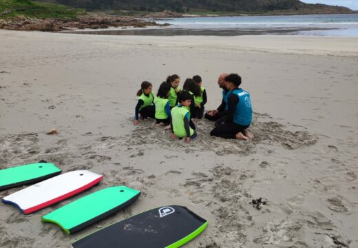 A terceira edición de ‘Aprende a través del Surfing’ arrinca en Camariñas con 138 alumnos de tres institutos