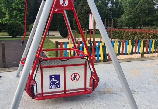 O Concello instala un columpio adaptado para nenas e nenos en cadeira de rodas no parque infantil de Freixeiro