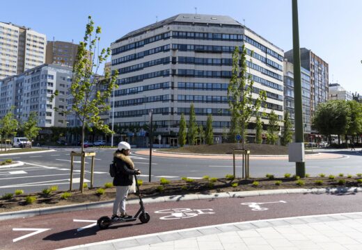 Xa está operativo o carril bici da nova glorieta da Casa do Mar