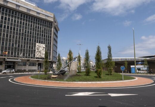 O Concello recupera a antiga áncora da coiraza do Orzán, restaurada e instalada hoxe no illote central da nova glorieta intelixente da Casa do Mar