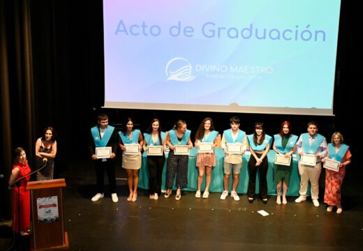 40 graduados e graduadas das promocións 2021/23 do Centro de FP Divino Maestro da Pobra do Caramiñal