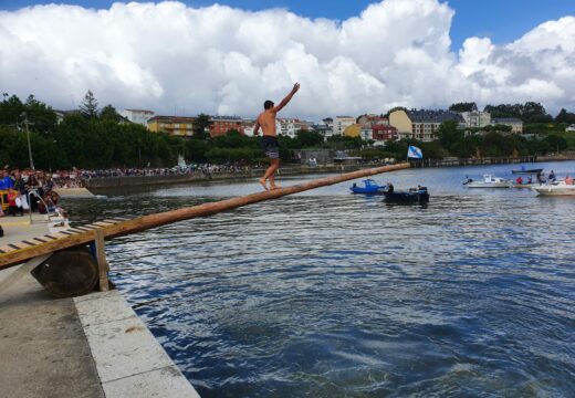 A popular cucaña encabezará mañá a programación dos festexos de San Pedro, en Miño