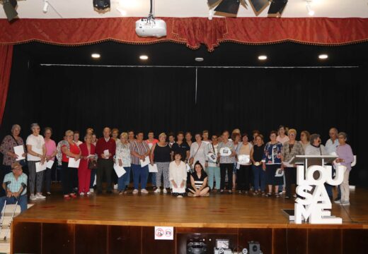 Os maiores dos Talleres de Memoria do Concello de Lousame celebraron a fin de curso cunha recital poético e musical