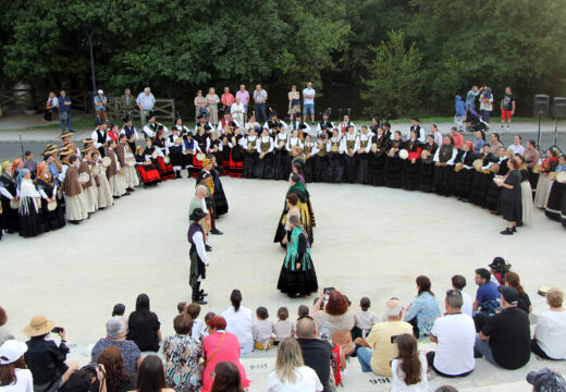 Centos de persoas súmanse ao festexo de Fin de Curso de Xiradela en Arteixo