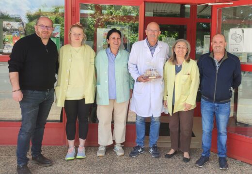 O Concello de Frades homenaxea a Juan López Villasante, que se xubila tras máis de 30 anos como médico no municipio