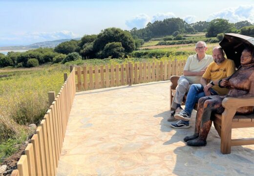 Un banco escultórico que rende homenaxe ás mulleres do mar preside o renovado miradoiro do lugar do Outeiro, en Lema