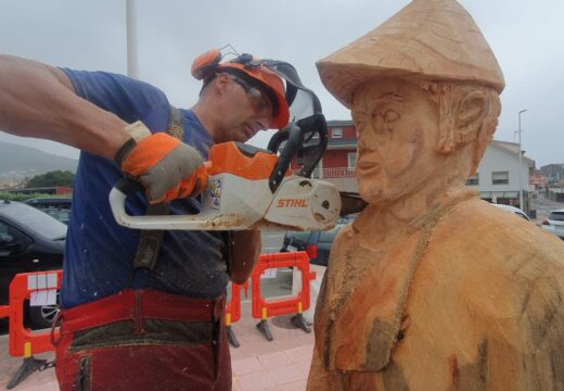 O Xestal será lembrado na parroquia onde viviu cunha escultura de madeira realizada con motoserra