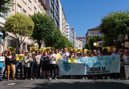 A veciñanza de Corrubedo concéntranse ante o Parlamento para reclamar un médico, a tempo completo