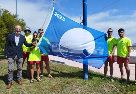 A bandeira azul xa ondea na praia de Laxe, que durante este verán contará con seis socorristas