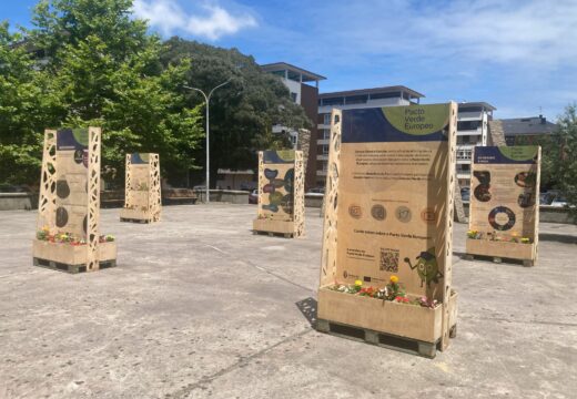 Todo listo na Praza do 10 de marzo (San Valentín – Fene) para a inauguración da mostra “Pacto Verde Europeo”, do centro Europa Direct, da Deputación da Coruña