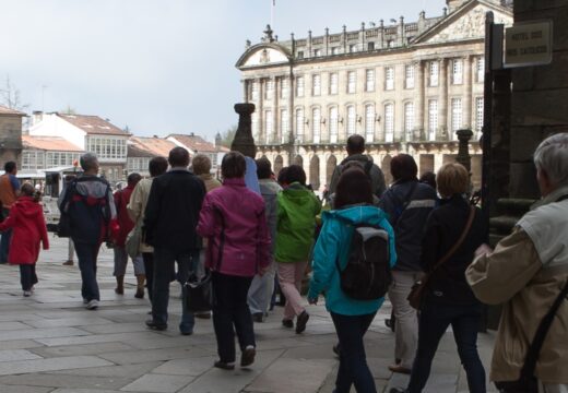 Míriam Louzao reitera a necesidade de seguir avanzando cara a un turismo consciente, responsable e sustentable no tempo Turistas entrando na praza do Obradoiro Turistas entrando na praza do Obradoiro  02/08/2023 A concelleira de Turismo compartiu os datos achegados pola oficina de peregrinos que indican un incremento de 20.000 peregrinos chegados a Compostela con respecto á mesma data do ano pasado, o que supón unha suba do 9%. Míriam Louzao valorou positivamente estas cifras e reafirmou a necesidade de seguir traballando cara a un “novo modelo turístico” baseado “nun turismo consciente, responsable e sustentable no tempo” coa posta en marcha de iniciativas como o Código de Boas Prácticas ou a aplicación da taxa turística.  A concelleira de Turismo, Míriam Louzao, anunciou “un incremento do 9%” no número de peregrinos chegados a Santiago, “unha cifra de 20.000 máis que nesta data do ano pasado”, segundo os datos publicados pola oficina de peregrinos. Tendo en conta tamén os datos da Asociación de Hostalaría, a concelleira concluíu que “as cifras son practicamente iguais ás do 2022, que era Ano Santo”, iso “á falta dos datos do INE ou AENA que darían unha visión máis axustada e real da situación”, e adiantou que “a previsión para agosto é de arredor dun 75%” sen incluír “as confirmacións de última hora que subiron nos últimos días”.  Míriam Louzao valorou estes datos como “moi positivos a nivel cuantitativo”, aínda que “tamén temos constancia de que aumenta o número de peregrinos pero iso non se ve reflectido nos datos de ocupación hoteleira”. Para a edila, “isto reafírmanos neste camiño que iniciamos de traballar por un novo modelo turístico que baseamos nun turismo consciente, responsable e sustentable no tempo” e referiuse ao Código de Boas Prácticas e a campaña de difusión que foron presentados o pasado luns no Pazo de Raxoi. “Nesa liña, estamos tamén avanzando noutro tipo de medidas como é a preparación de toda a documentación para a aplicación da taxa turística”, e anunciou que será enviada “de forma inmediata” á Xunta de Galicia