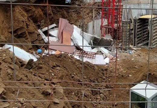 O Concello paraliza as obras que provocaron a caída do muro medianeiro nun edificio da rúa do Coto