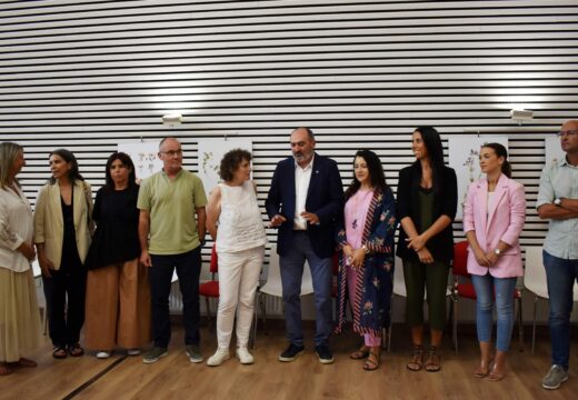 Inaugúrase na Casa das Asociacións de Cornes a exposición ‘O Herbario de Rosalía’