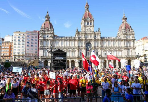 Centos de tripulantes da Tall Ships Races protagonizaron esta tarde o tradicional desfile entre os Cantóns e María Pita