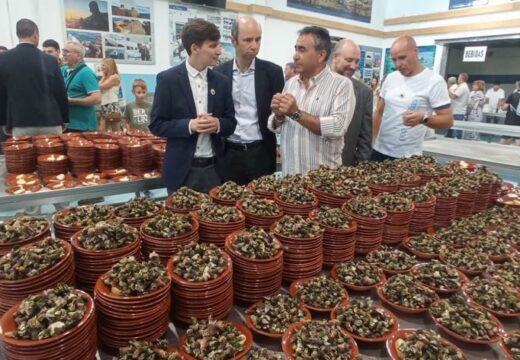 Aguiño reparteu case 1000kg de percebe na súa feira gastronómica