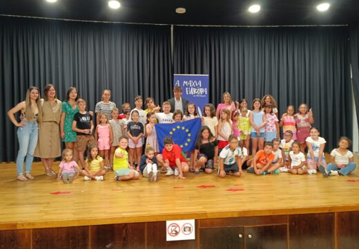 O Concello de Lousame clausura a primeira quenda das “Leisure activities in english” cun espectáculo de maxia de Europa Direct