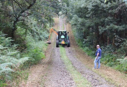 O Concello de Frades leva rozadas máis de 300 quilómetros de estradas este ano