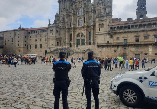 A Policía Local auxilia un menor atragoado na praza do Obradoiro