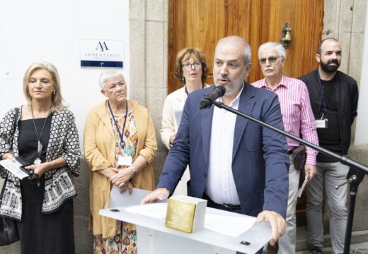 O Concello e a ARMH continúan a colocación dos ‘stolpersteine’, coa lembranza a Juan González del Valle na rúa Padre Feijóo