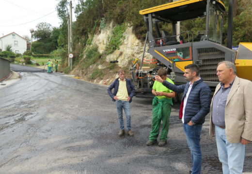 O concello mellora a estrada no cruceiro novo da parroquia de Lendo