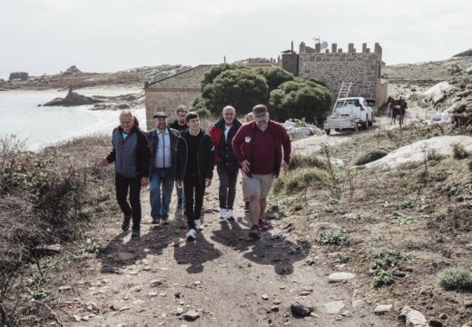 O alcalde de Ribeira e o concelleiro de Sanidade visitan Sálvora tras os traballos de mantemento do obradoiro de carpintería da UAD