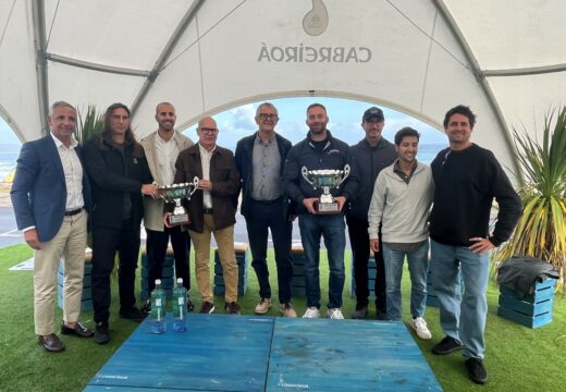 Trenor destaca o potencial de Galicia para acoller competicións mudiais de surf como o Campionato Junior Pro que se celebra estes días en Razo e Caión