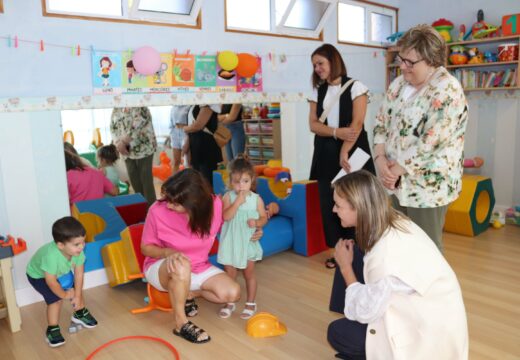 A conselleira de Política Social visita o Punto de Atención á Infancia de Lousame