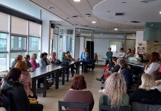 Medio cento de agricultoras e gandeiras do Encontro Estatal de Mulleres de CERES visitan o coworking de Brión como exemplo de venda directa de produtos de proximidade