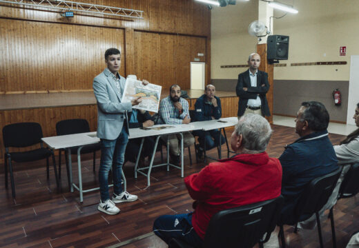 Membros do goberno municipal reúnense coa veciñanza de Aguiño