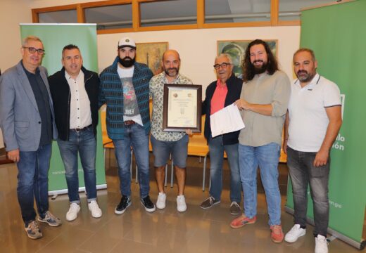 Manu Gómez recibe o “Touche Blanche. Gorro Branco” de Radio Turismo en recoñecemento á súa positiva traxectoria como cociñeiro