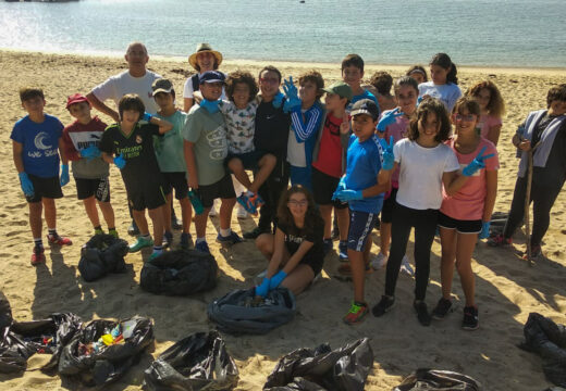 Alumnado da primaria da Pobra retirou 63 quilogramos de lixo da praia da Lombiña