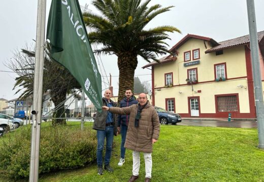 A Xunta entrega a Bandeira Verde ao concello de Curtis para recoñecer o seu compromiso co medio ambiente e a conservación da paisaxe